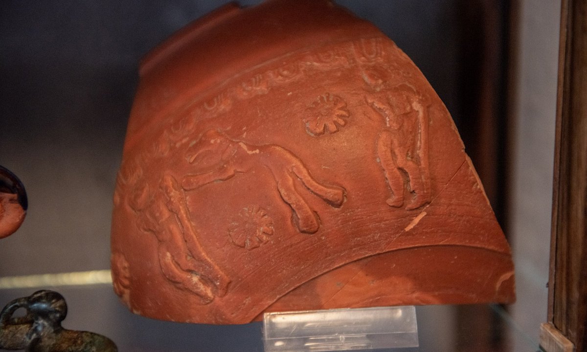 Ein Hund springt einen Gefangenen an: Folterszene auf einer römischen Tonscherbe.