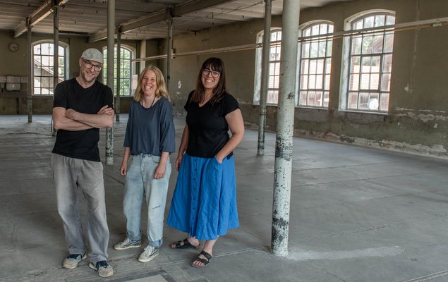 Die Künstler:innen Hartmut Landauer, Kathrin Wörwag und Menja Stevenson (v.l.) im noch nicht bestückten Ausstellungsraum.