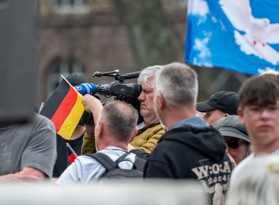 Dem SWR-Kameramann wird die Arbeit erschwert.