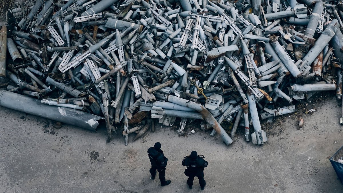 Polizisten vor gesammeltenPolizisten vor gesammelten russischen Raketen, die auf die ukrainische Stadt Charkiw niedergingen. Foto: AP Photo/Libkos russischen Raketen, die auf Charkiw niedergingen. Foto: AP Photo/Libkos
