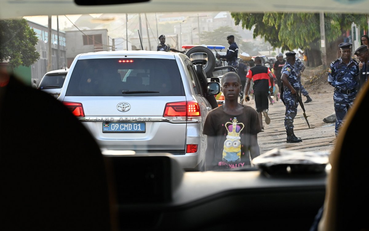 Stau gibt's auch hier: Kolonne von Diplomatenautos auf dem Weg zur Unabhängigkeitsfeier im Stadion der Hauptstadt Gitega. Stau gibt's auch hier: Kolonne von Diplomatenautos auf dem Weg zur Unabhängigkeitsfeier im Stadion der Hauptstadt Gitega.