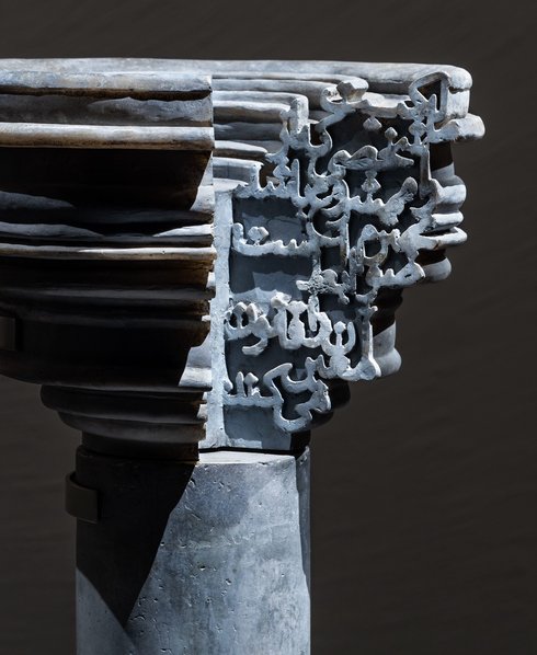 Die tragende Funktion der Schrift. Die Arbeit "Pillars" (Pfeiler) der 1979 geborenen iranischen Künstlerin Nazgol Ansarinia, die in London und San Francisco studiert hat. Foto: Marco Cappelletti