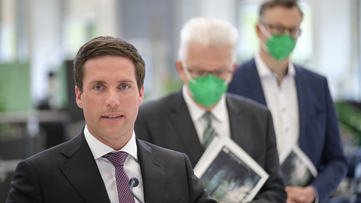 Einer für alles: Manuel Hagel, Fraktionschef im Landtag und wohl künftiger Vorsitzender der Landes-CDU, im Mai 2021 mit den Koalitionspartnern Winfried Kretschmann und Andreas Schwarz. Foto: Joachim E. Röttgers Einer für alles: Manuel Hagel, Fraktionschef im Landtag und wohl künftiger Vorsitzender der Landes-CDU, im Mai 2021 mit den Koalitionspartnern Winfried Kretschmann und Andreas Schwarz. Foto: Joachim E. Röttgers