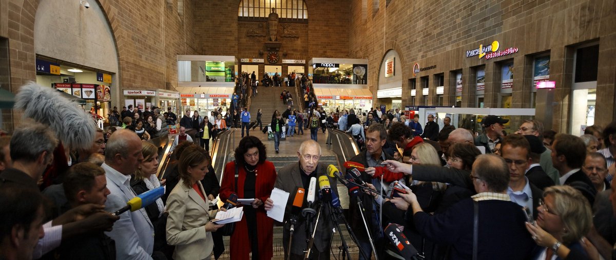 Heiner Geißler (Bildmitte) sollte schlichten. Hier bei einer Pressekonferenz im Stuttgarter Hauptbahnhof, Oktober 2010. 