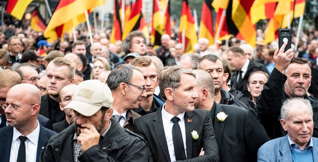 In Chemnitz kamen Extremisten zusammen. Mit dabei: AfD-Rechtsaußen Björn Höcke (Deutschland-Anstecker) und Pegida-Gründer Lutz Bachmann (rechter Rand). Foto: Jens Volle