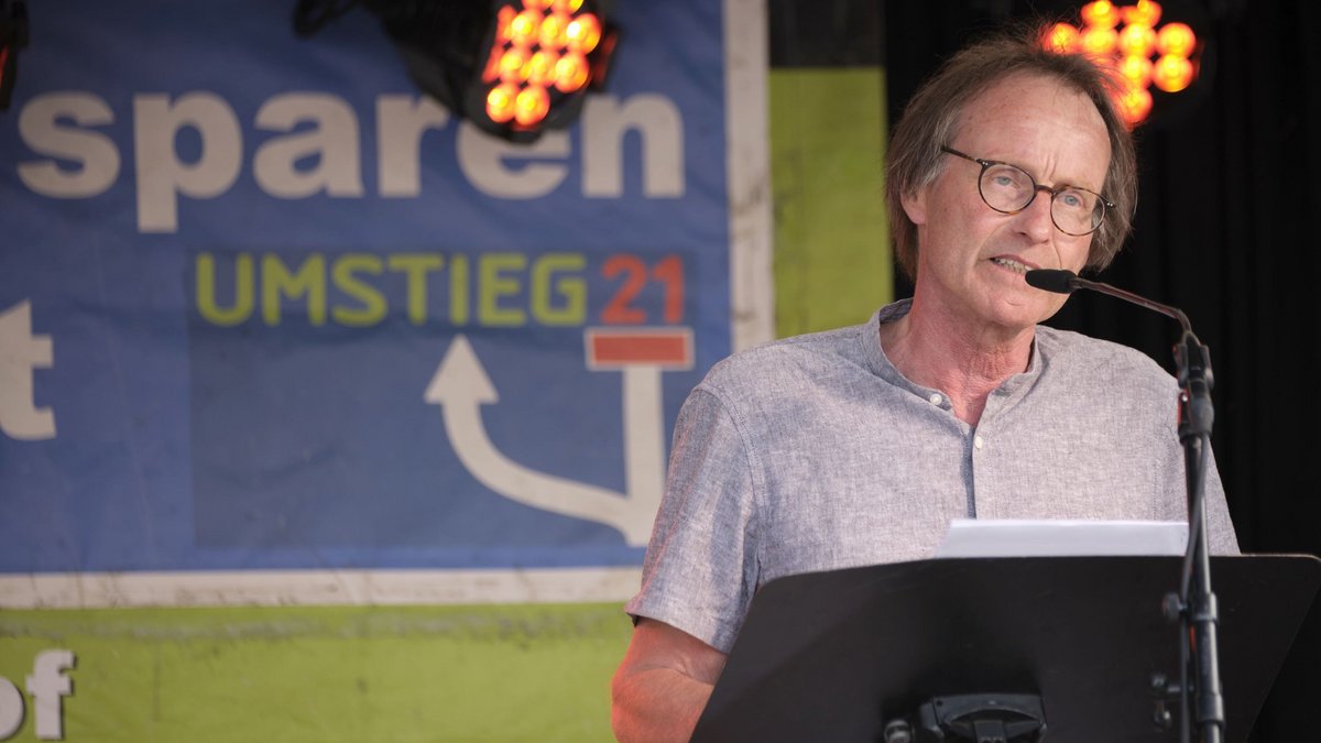 Arno Luik auf der 666. Montagsdemo gegen Stuttgart 21: Er wirkt ruhiger, gelassener, versöhnlich. Fotos: Joachim E. Röttgers