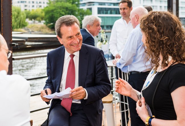 Wenn Oettinger nicht über die StZN redet, hat er beim Kongress durchaus gute Laune.