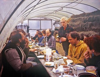 Schafe scheren macht hungrig, die Kommune 1990. Foto: privat