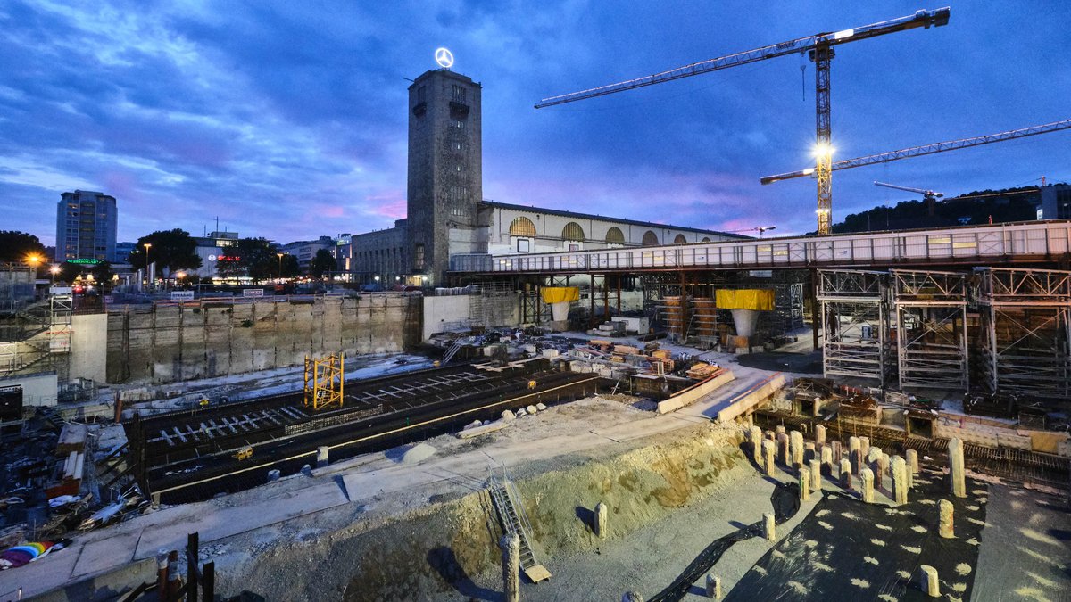 2019: Schorsch Kamerun spielt im September Theater in der Bahnhofsbaugrube, Züge fahren nicht.