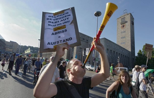 Sehr nachhaltig: Das Fußball-WM-Treibgut Vuvuzela erlebt als Protest-Tröte seine wahre Bestimmung. Foto: Joachim E. Röttgers