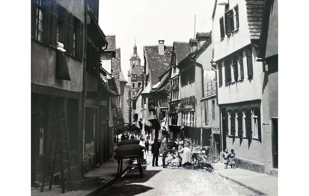 Die Pfarrstraße im Stuttgarter Bohnenviertel, im Hintergrund der Rathausturm, 1927.