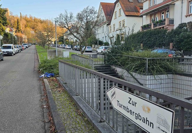 Auf diesem Grünstreifen sollen die Schienen der verlängerten Turmbergbahn verlaufen.