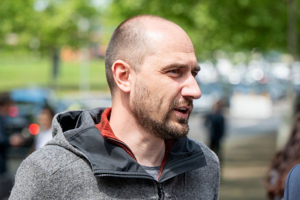 Max Czipf von der IG Metall Esslingen wirft Bosch Verantwortungslosigkeit vor. Foto: Jens Volle