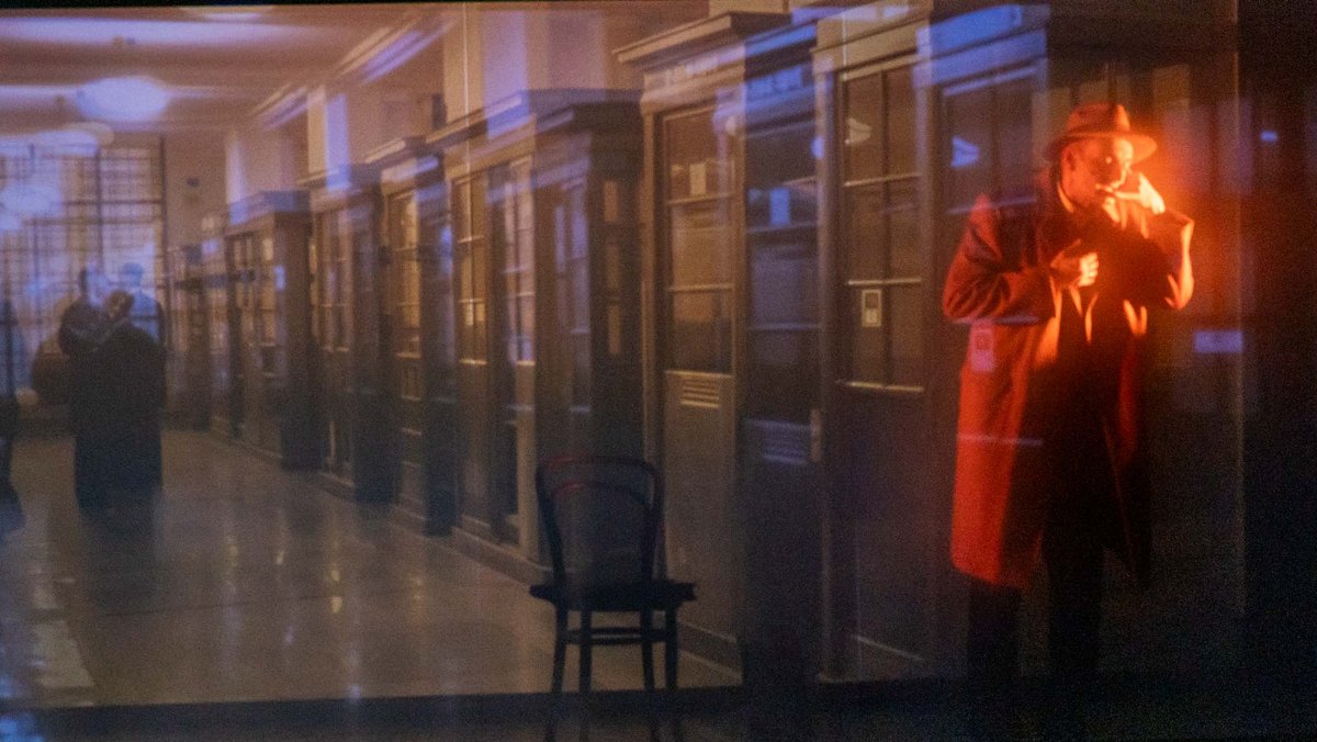 Raum, Realität und Fiktion verschwimmen.