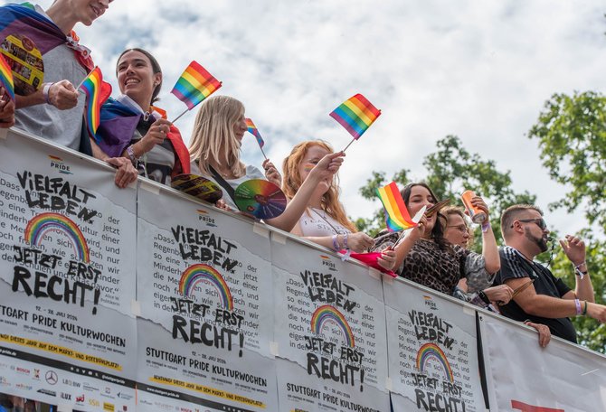 Vielfalter:innen beim CSD Stuttgart. Foto: Jens Volle