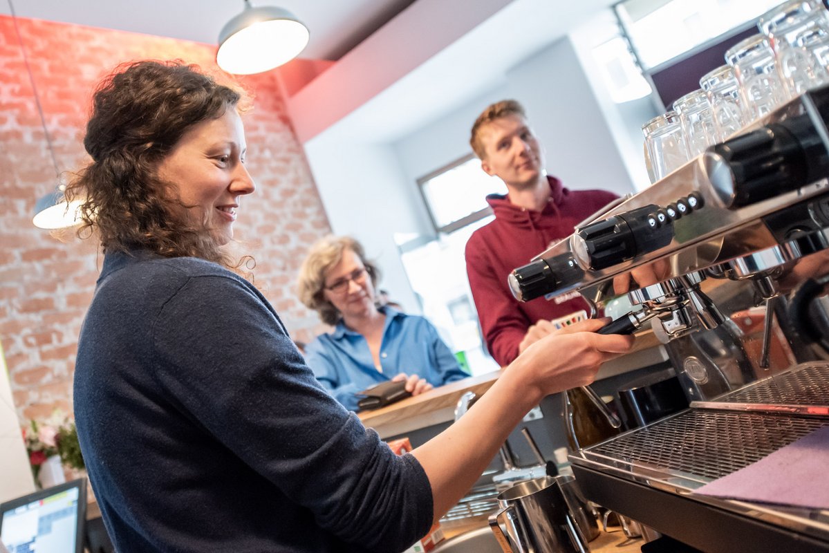 Kaffee brauen mit einem Lächeln. 