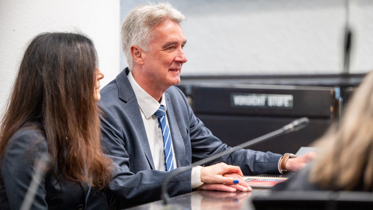 Händchenhalten auf der Anklagebank: Andreas Renner mit Gattin. Fotos: Jens Volle