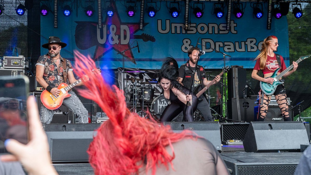 Bei der Metalband Häddex fliegen die Haare.