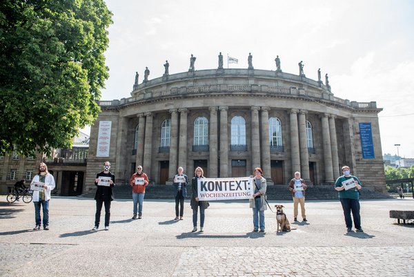 Aber jetzt, mit Abstand von links nach rechts: Minh Schredle, Oliver Stenzel, Joachim E. Röttgers, Dietrich Heißenbüttel, Susanne Stiefel, Anna Hunger, Josef-Otto Freudenreich und Sibylle Wais. 