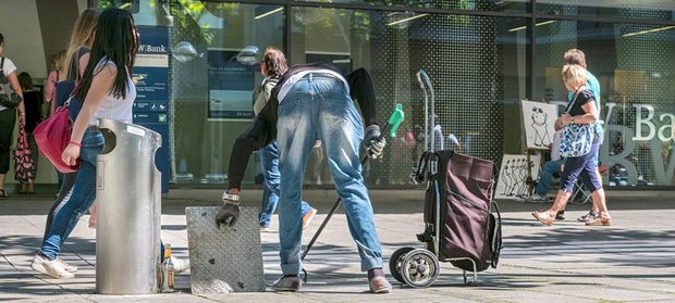 Ungleichheit wächst: Flaschensammler vor einer Bankfiliale in Stuttgart. Foto: Joachim E. Röttgers
