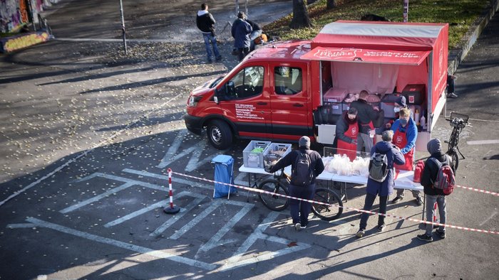 Am Stuttgarter Wasen verteilt die Heilsarmee Vespertüten. Am Stuttgarter Wasen verteilt die Heilsarmee Vespertüten.