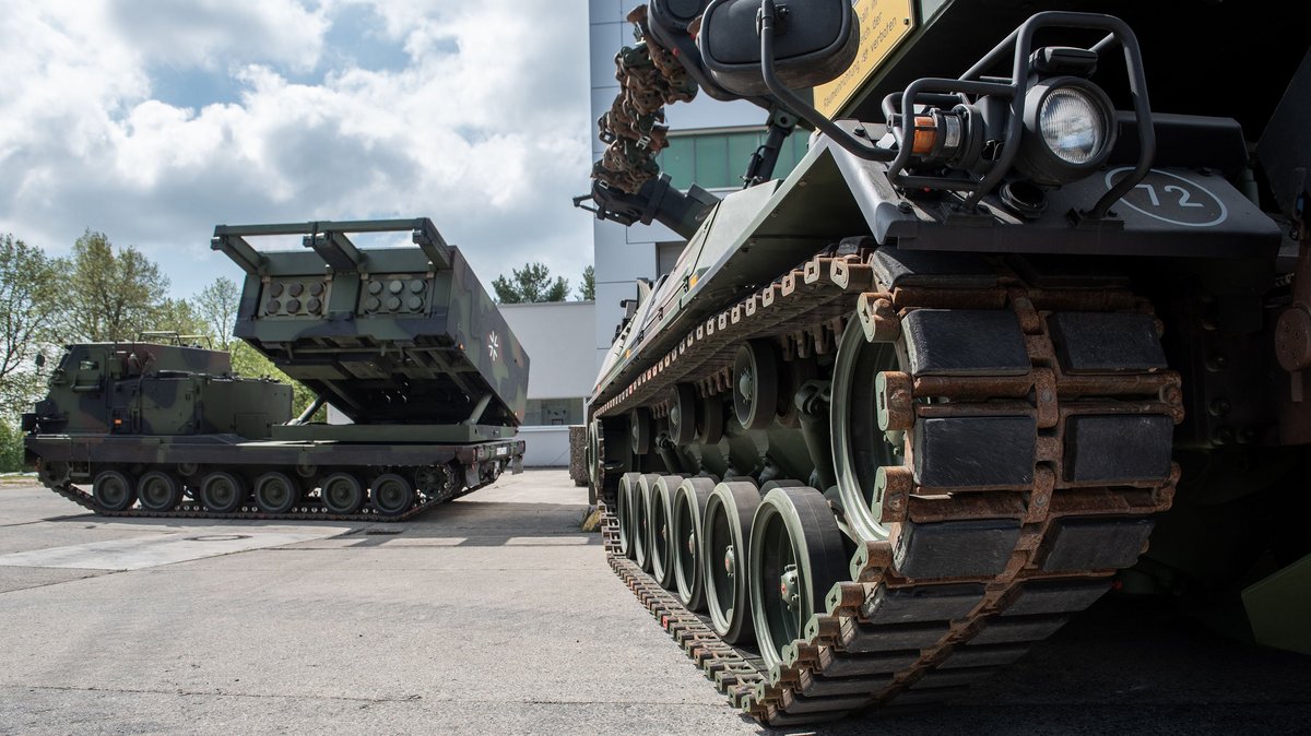 Darf kosten, was es wolle: links das Mittlere Artillerieraketensystem (MARS), rechts der Minenräumpanzer Keiler. Foto: Jens Volle