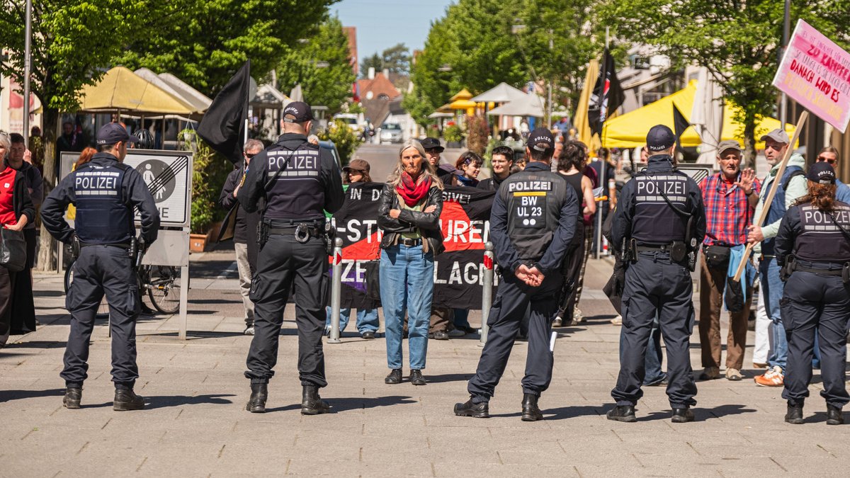 Wenige, aber dafür laute Antifaschist:innen protestierten am Rande der AfD-Veranstaltung. 