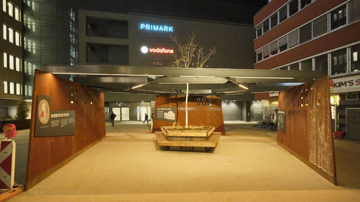 Hinterm Primark an einer Parkhausausfahrt gelegen: der Joseph-Süß-Oppenheimer-Platz in Stuttgarts City. Fotos: Joachim E. Röttgers