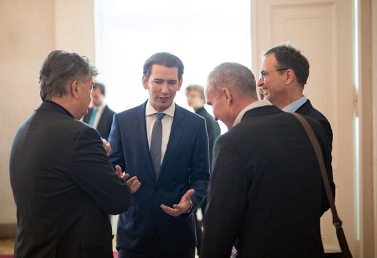 Früher mit den Rechtspopulisten von der FPÖ, jetzt halt mit den Grünen: Kanzler Sebastian Kurz. Foto: Bundesministerium für Finanzen, <a rel="nofollow" class="external text" href="https://creativecommons.org/licenses/by/2.0/legalcode" target="_blank" class="external-link-new-window">CC BY 2.0</a>, <a rel="nofollow" class="external text" href="https://commons.wikimedia.org/w/index.php?curid=85736852" target="_blank" class="external-link-new-window">Link</a>