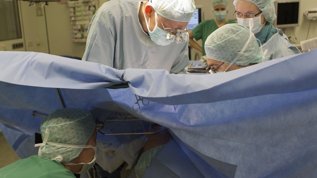 Auf dem OP-Tisch liegt ein Mensch und keine Fallpauschale. Fotos: Joachim E. Röttgers Auf dem OP-Tisch liegt ein Mensch und keine Fallpauschale. Fotos: Joachim E. Röttgers