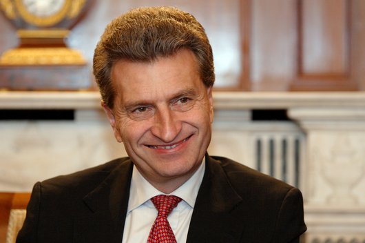 2009 unterzeichnet MP Günther Oettinger den Finanzierungsvertrag.