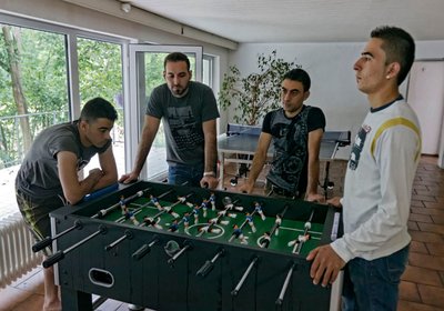 Kickern gegen die Langeweile: Bald soll es 200 neue Jobs für Flüchtlinge geben. Foto: Joachim E. Röttgers 