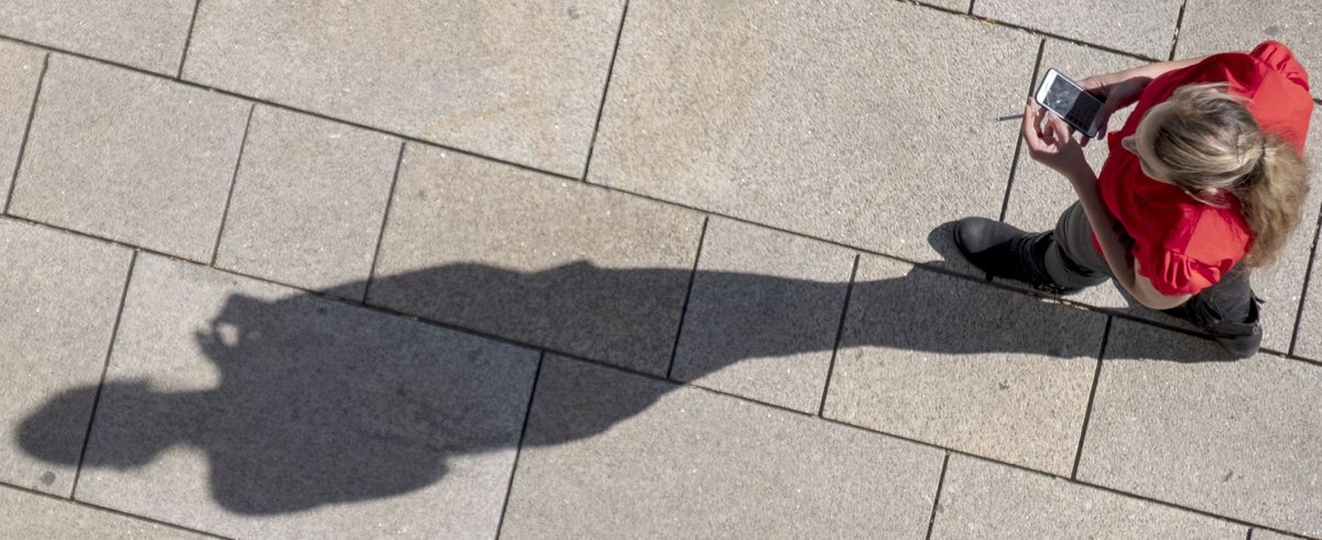 Eine App aufs Smartphone und zack ist erkannt, wer wem nahe kam. Foto: Joachim E. Röttgers