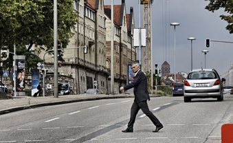 Er wird ja wohl nicht bei rot über die Ampel gehen. Oder hat Dietrich es schon dementiert? Fotos: Joachim E. Röttgers Er wird ja wohl nicht bei rot über die Ampel gehen. Oder hat Dietrich es schon dementiert? Fotos: Joachim E. Röttgers