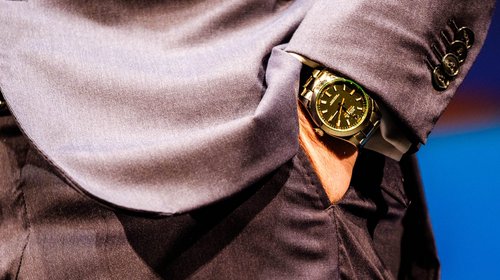 Lässig, lässig, diese Rolex am Arm von Christian Lindner. Gold gehört zu den Rohstoffen, die oft unter übelsten Bedingungen abgebaut werden. Lässig, lässig, diese Rolex am Arm von Christian Lindner. Gold gehört zu den Rohstoffen, die oft unter übelsten Bedingungen abgebaut werden.