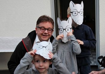 Wolf verteilt Wolfsmasken für bessere politische Wahrnehmung. Auch beim Wählernachwuchs. Foto: CDU