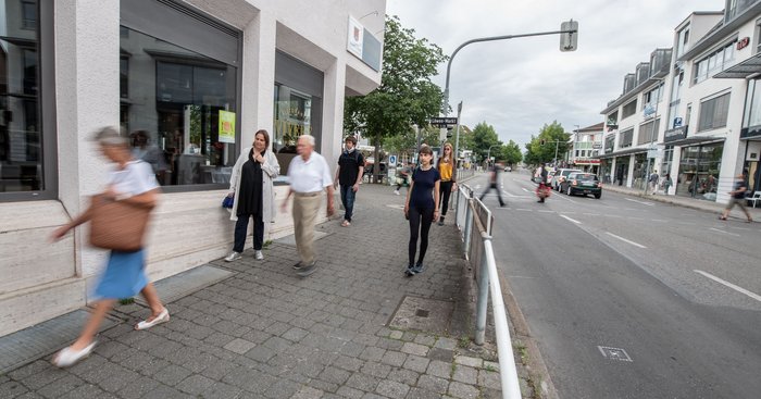 Unterschiedliche Tempi: Von der Hast und Unruhe am Weilimdorfer Löwen-Markt lassen sich die Slow Walker nicht stören.