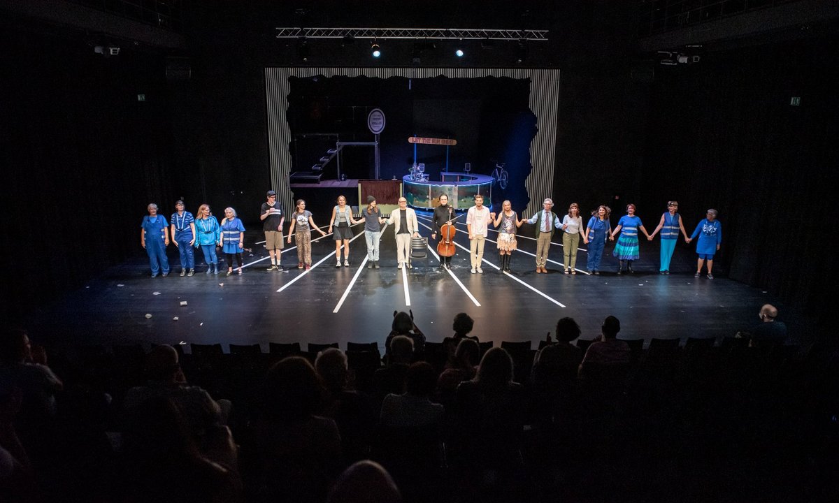 Also ab ins Theater zum Finale des Stücks "Let the Sun Shine". Viel Applaus aus den coronakonform belegten Zuschauerreihen. Also ab ins Theater zum Finale des Stücks "Let the Sun Shine". Viel Applaus aus den coronakonform belegten Zuschauerreihen.