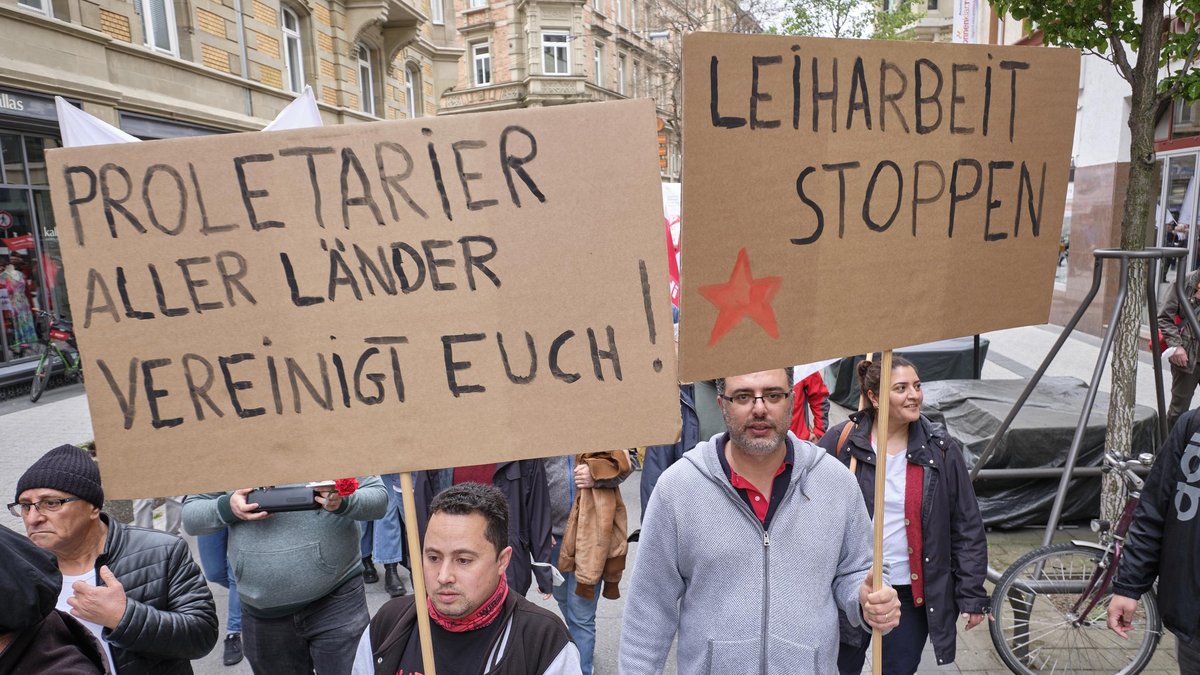 Die alten Forderungen bleiben aktuell – hier vorgetragen am 1. Mai 2022 in Stuttgart. Foto: Joachim E. Röttgers