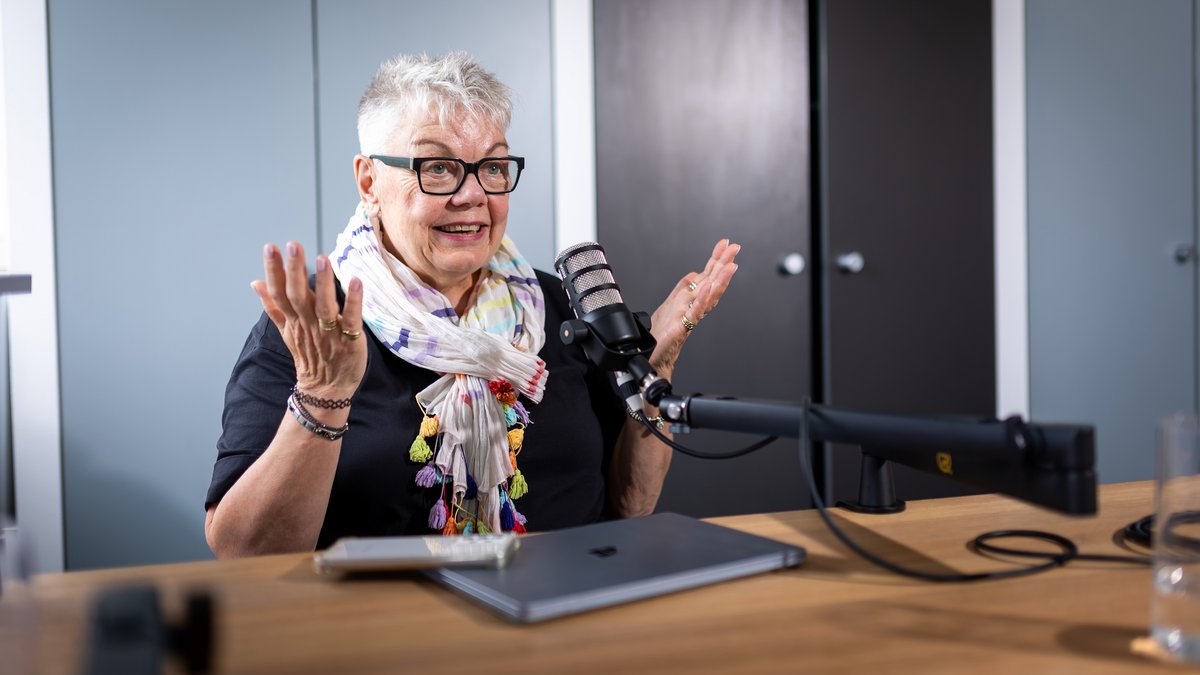 Johanna Henkel-Waidhofer am Podcast-Mikro. Foto: Jens Volle
