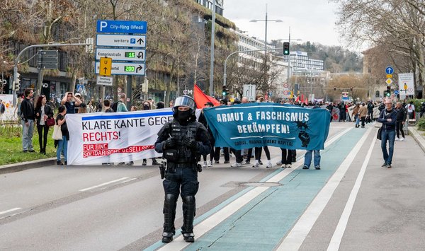 Antifaschist:innen blockieren den Weg zum Rotebühlplatz.