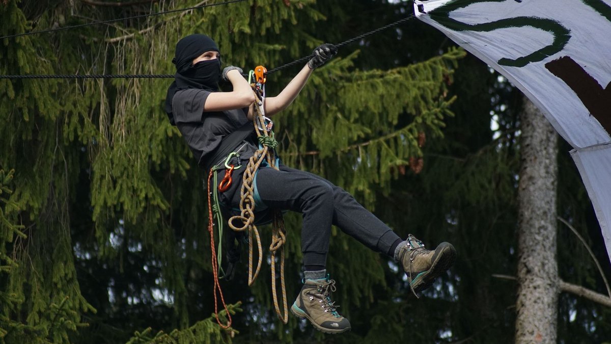 Am 25. Februar 2021 startete die Besetzung einer Fläche im Altdorfer Wald, die zur Kiesgrube werden sollte. 