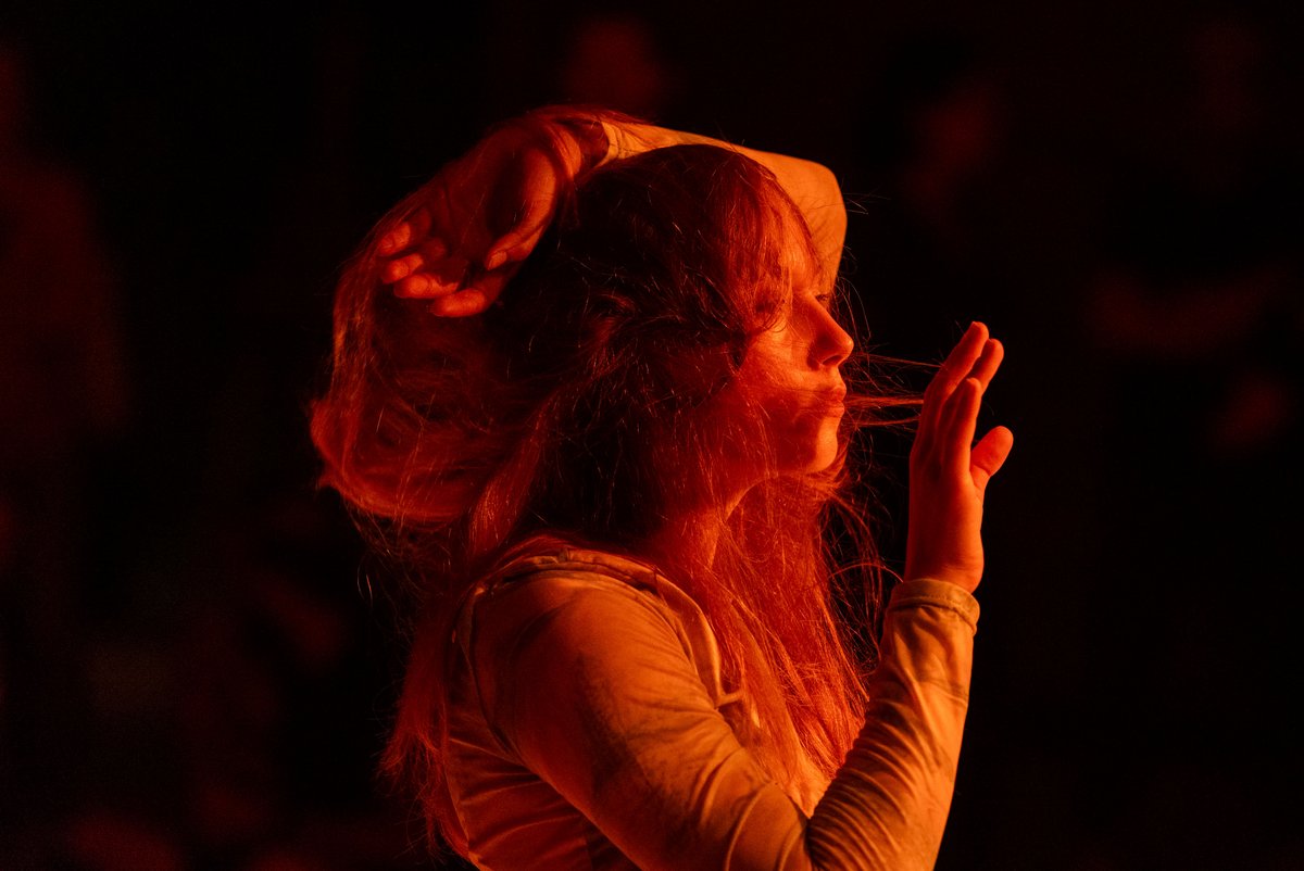 Tanz in Rot: Tänzerin Sophia Gisbertz. Tanz in Rot: Tänzerin Sophia Gisbertz.