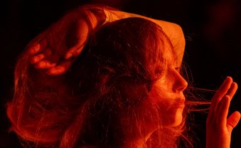 Abstrakt und schillernd mit splitterndem Klang