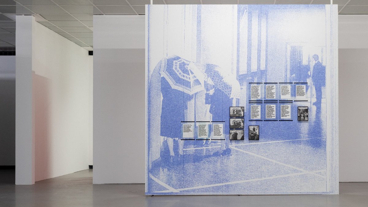 Die angeklagten Frauen verstecken sich hinter Regenschirmen.