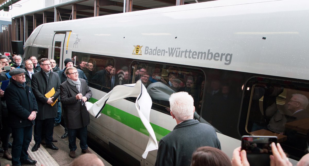 Können sich freuen: Bahn-Vorstand Ronald Pofalla und Ministerpräsident Winfried Kretschmann beim Enthüllen des Schriftzugs "Baden-Württemberg" auf dem neuen ICE 4. Foto: Staatsministerium Baden-Württemberg