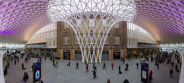 Schalterhalle im Londoner Bahnhof King's Cross. Foto: Wikimedia