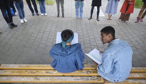 ... Simone Laurentino dos Santos und Aron Keleta erzählen vom Illegalsein.