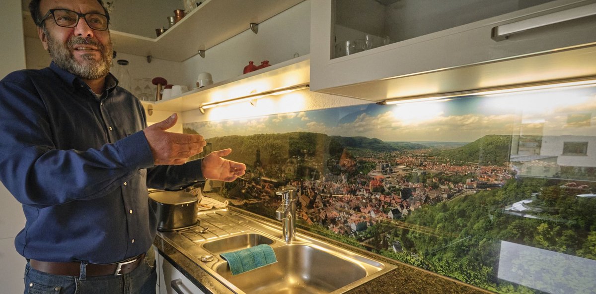 Ein Panoramabild seiner Heimatstadt Geislingen ziert Mutlus Küche. Foto: Joachim E. Röttgers