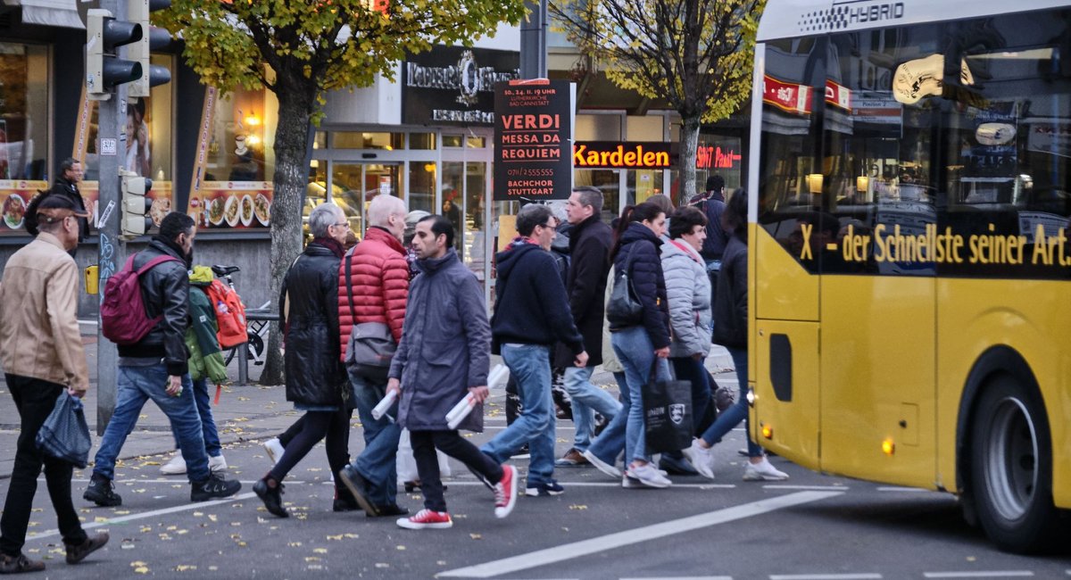 Wie passend: Der Wilhelmsplatz ist das natürliche Habitat des X1-Busses, dem "Schnellsten seiner Art" – in dem fast nie jemand sitzt. 